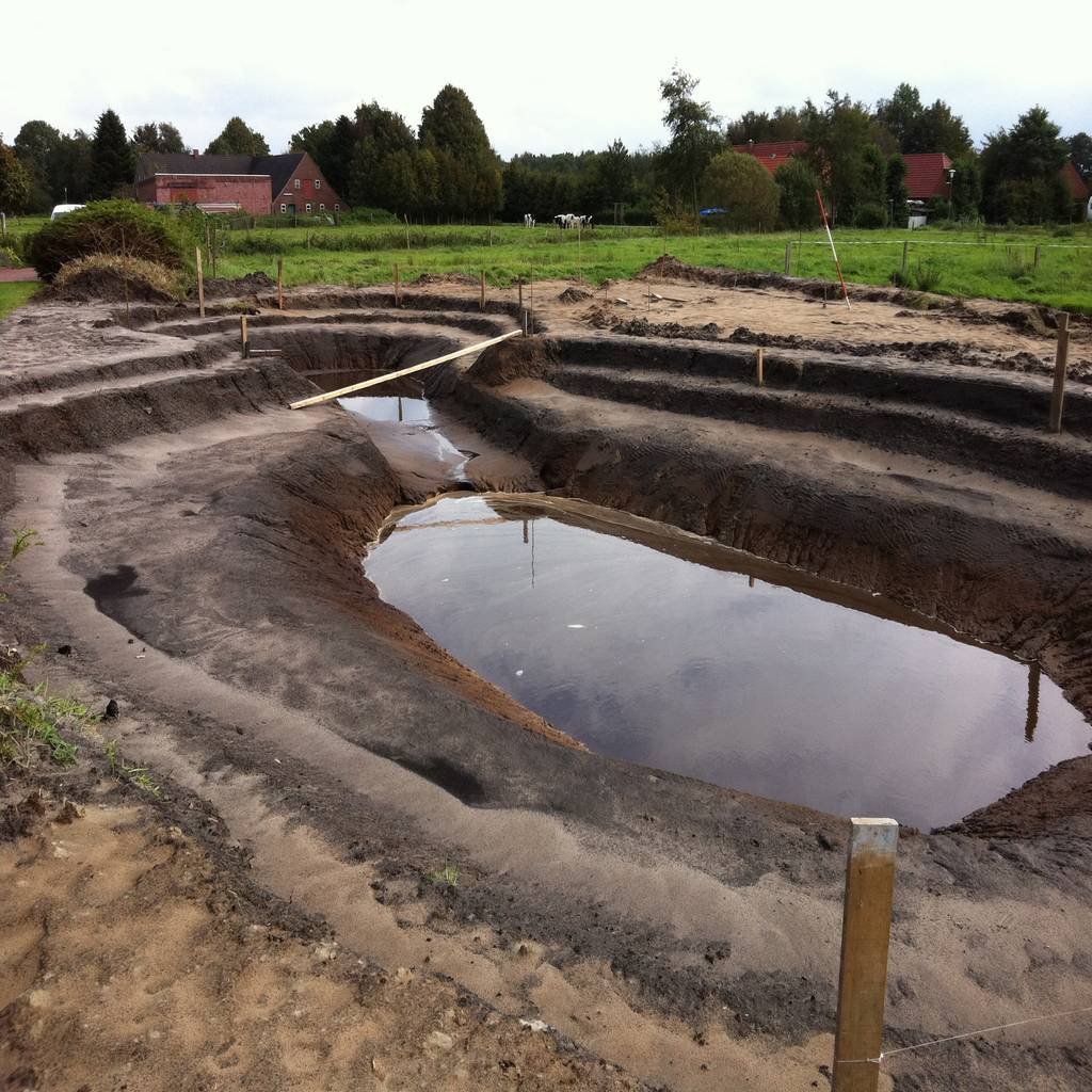 Teich mit brücke garten im landhausstil von fischer garten