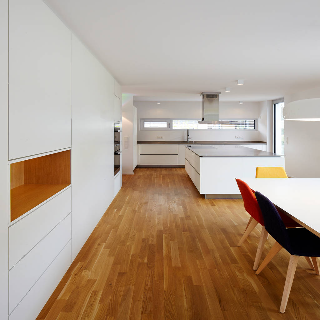 Esszimmer mit einbaumöbel. blick in die küche marcus hofbauer architekt