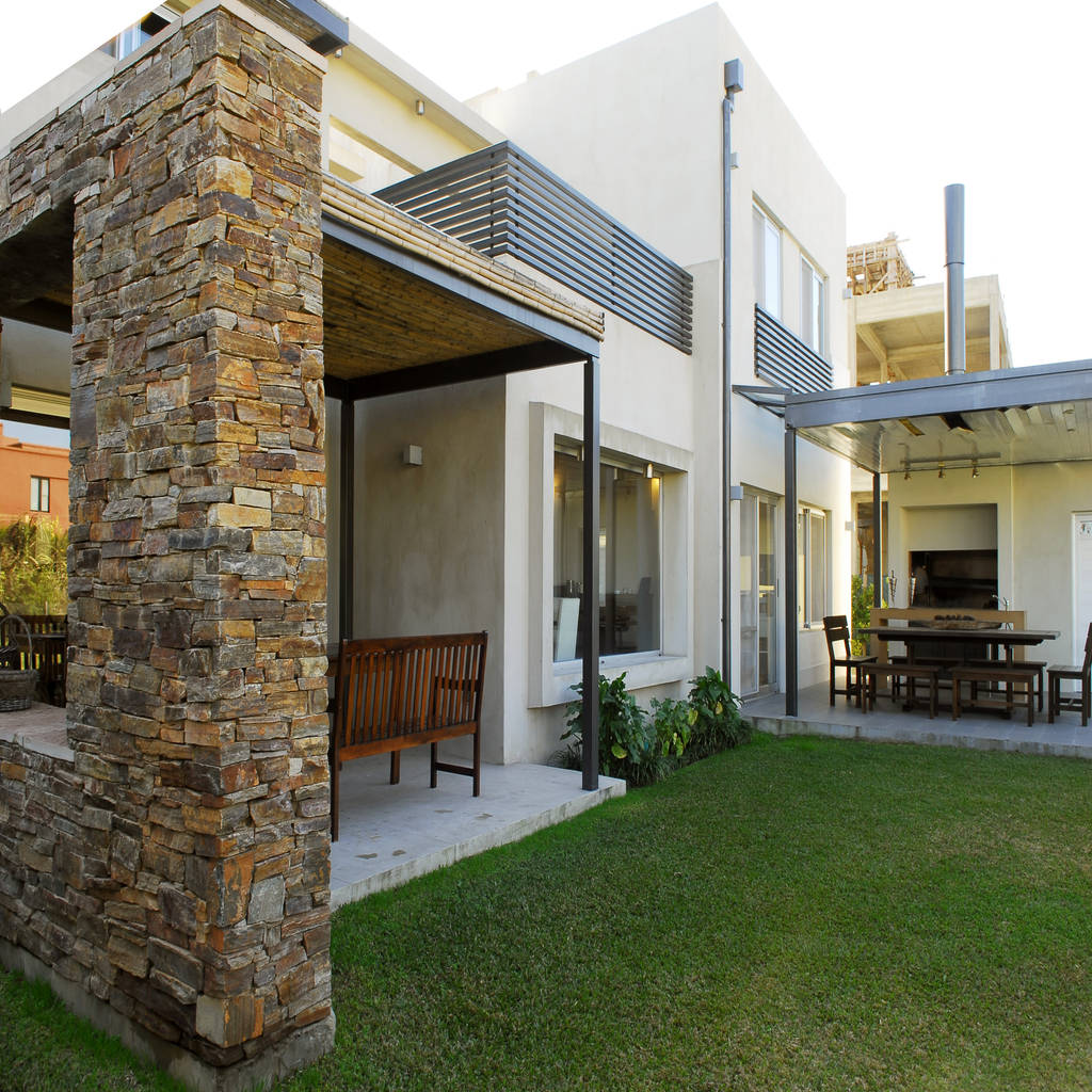 Moderna piedra y color llacay arquitectos casas modernas: ideas