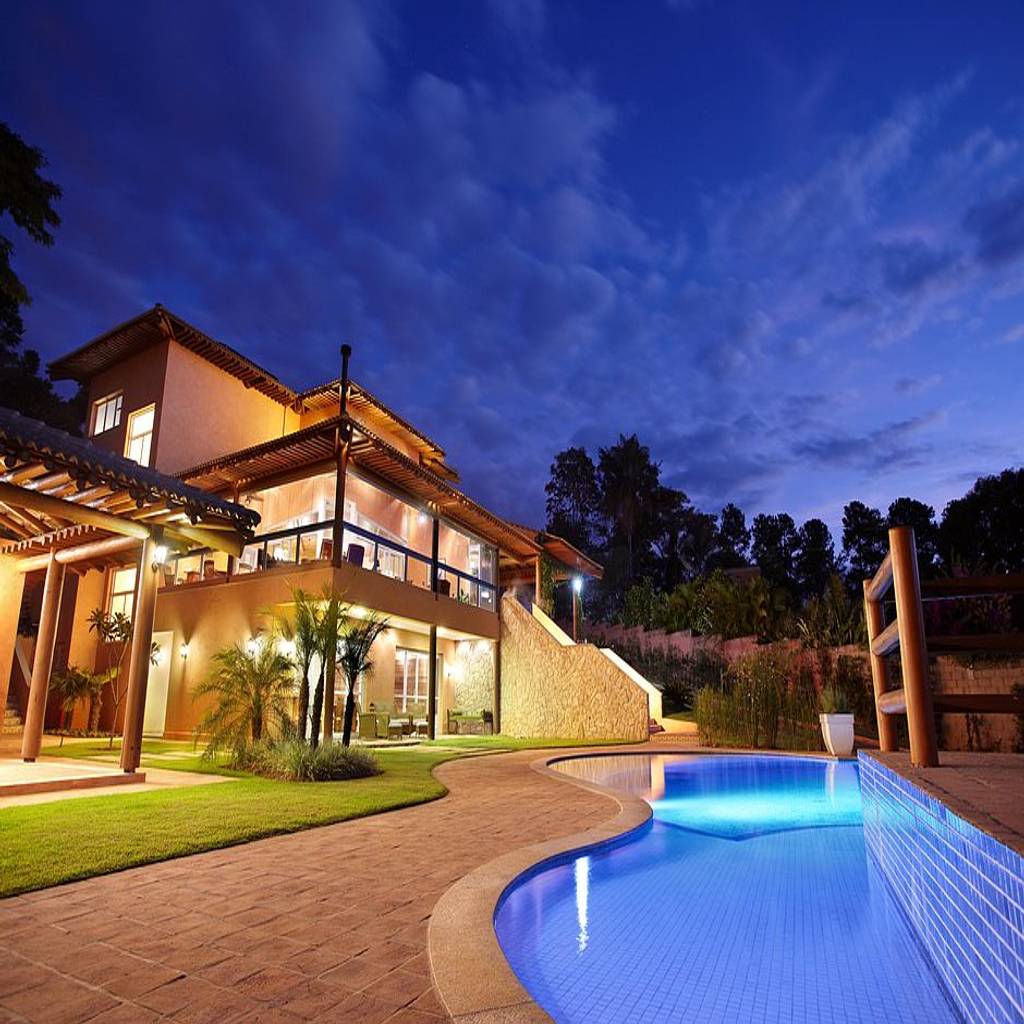 Vista noturna da piscina e área de lazer homify Vista noturna da piscina e área de lazer homify