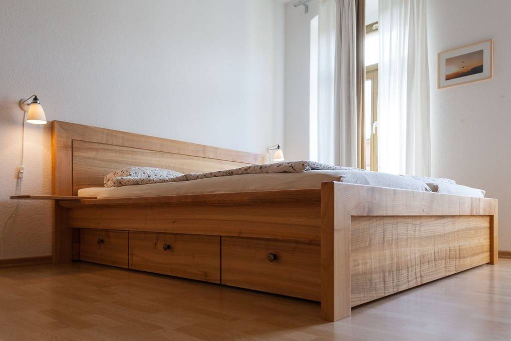 Massivholzbett aus europäischem kirschbaum | homify
