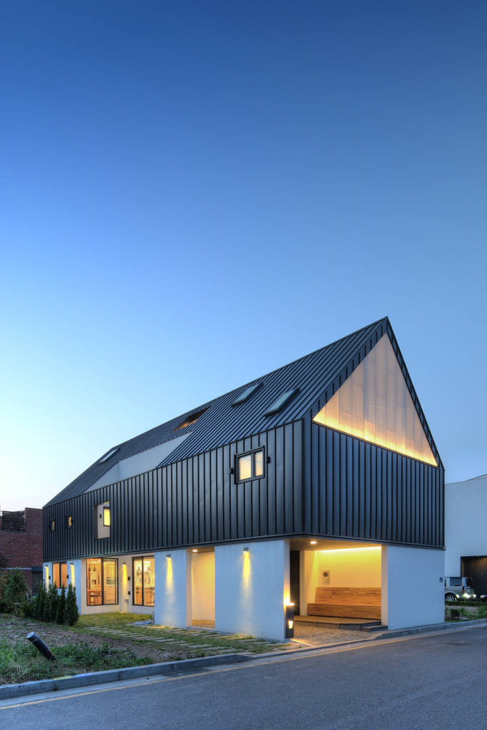 One roof house mlnp architects 모던스타일 주택 호미파이 & homify