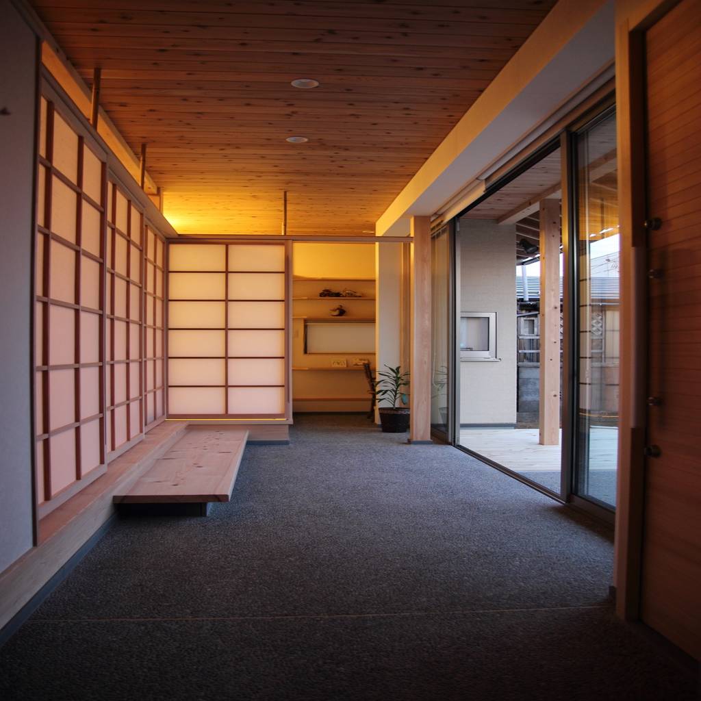 「土間のある小さくて広い家」 尾脇央道（重川材木店） 和風の 玄関&amp;廊下&amp;階段 homify
