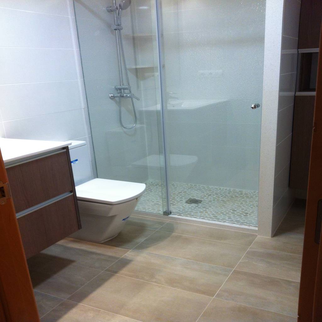 Cuartos de baño con platos de ducha de obra con piedra ...