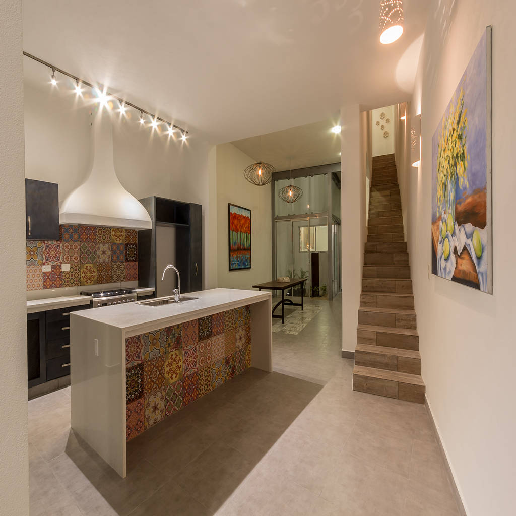 Vista general de la cocina – comedor y el acceso a planta alta cervera