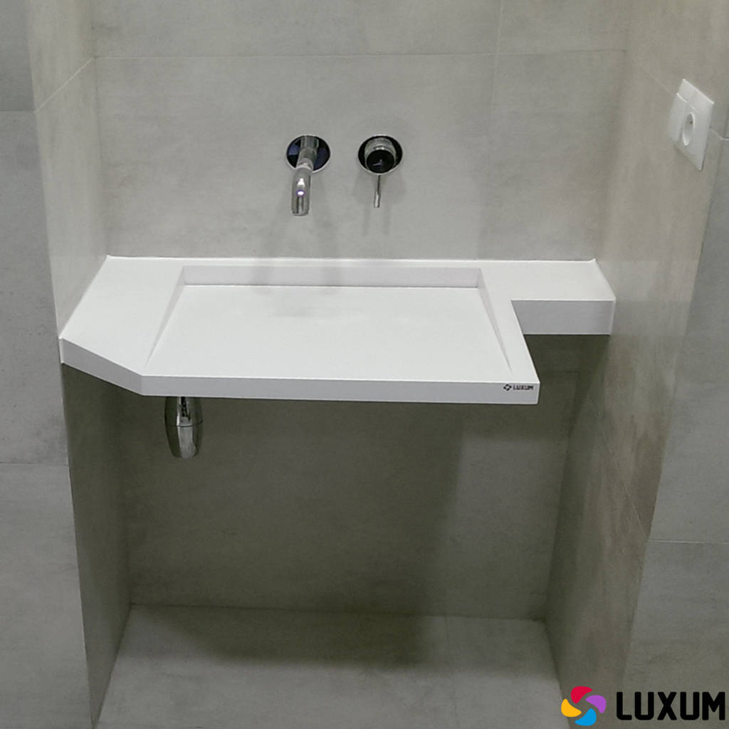 Umywalka z odpływem liniowym w nietypowym kształcie nowoczesna łazienka