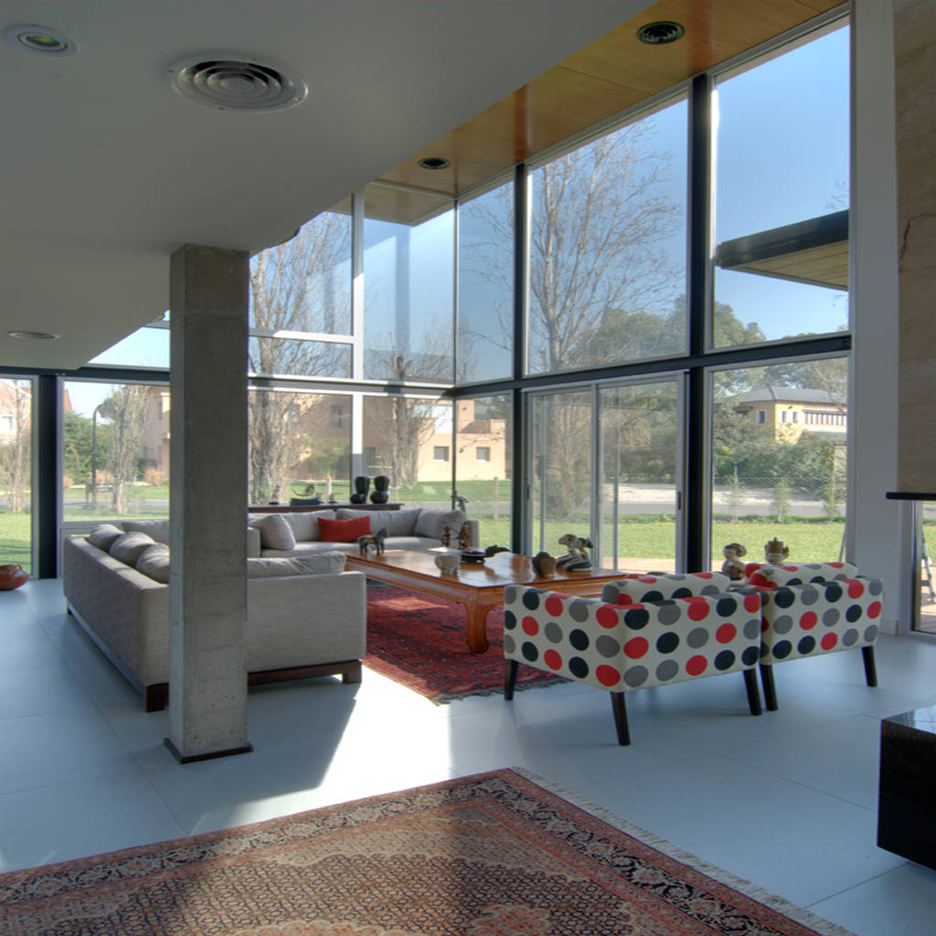 Vista living doble altura salones modernos de jv&arqs asociados moderno