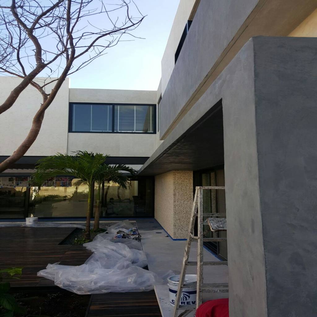 Aplicacion de microcemento en paredes exteriores de jardin marlux