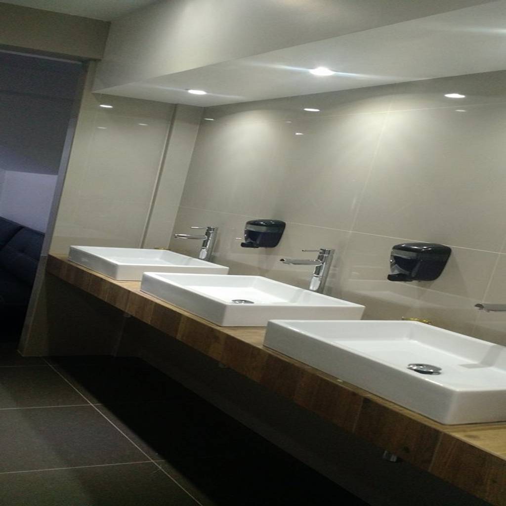 Barra de lavabos: baños de estilo por bau-art taller de arquitectura