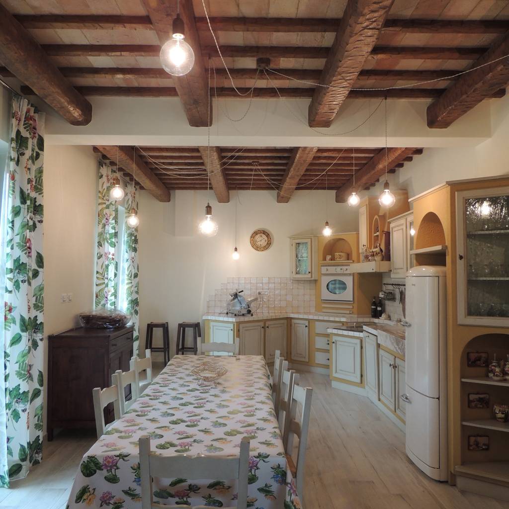 Cucina rustica murata con piano piastrellato e ante in ...