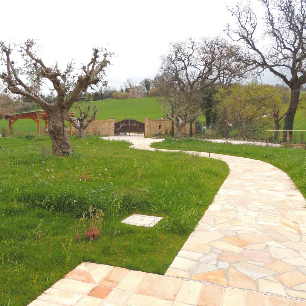 Viale d'ingresso con cancello in ferro corten e recinto in ...