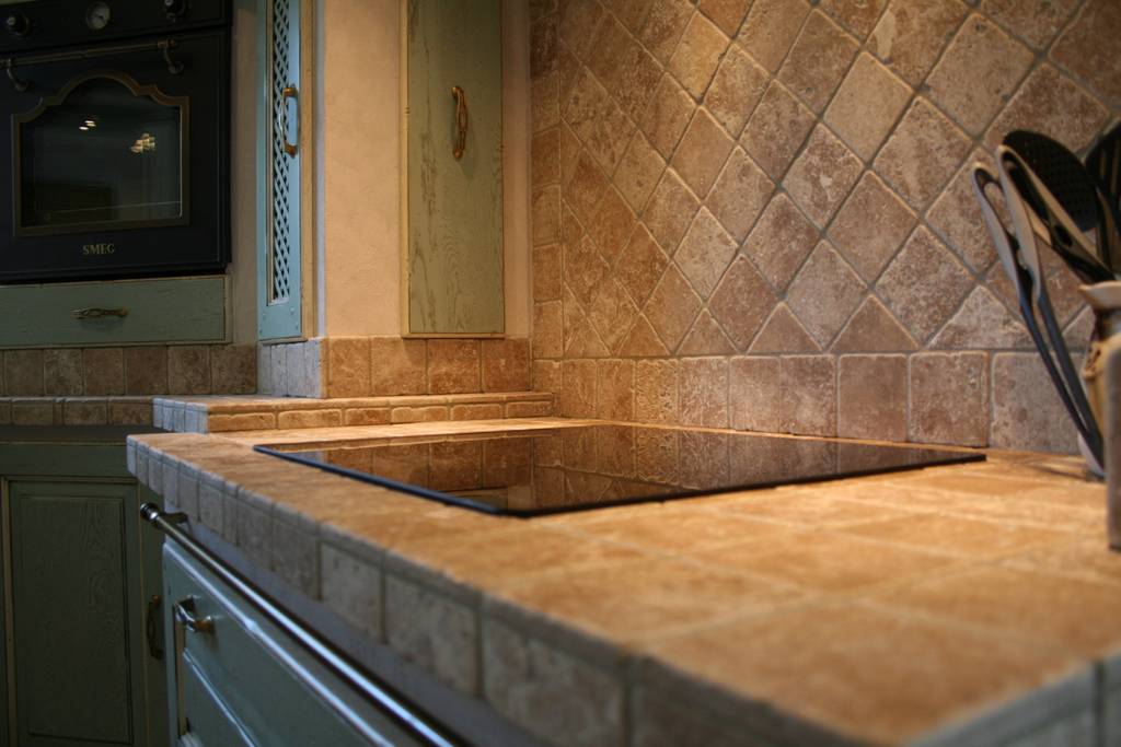 Geflieste abgesenkte kochstelle mit antikmarmor ...