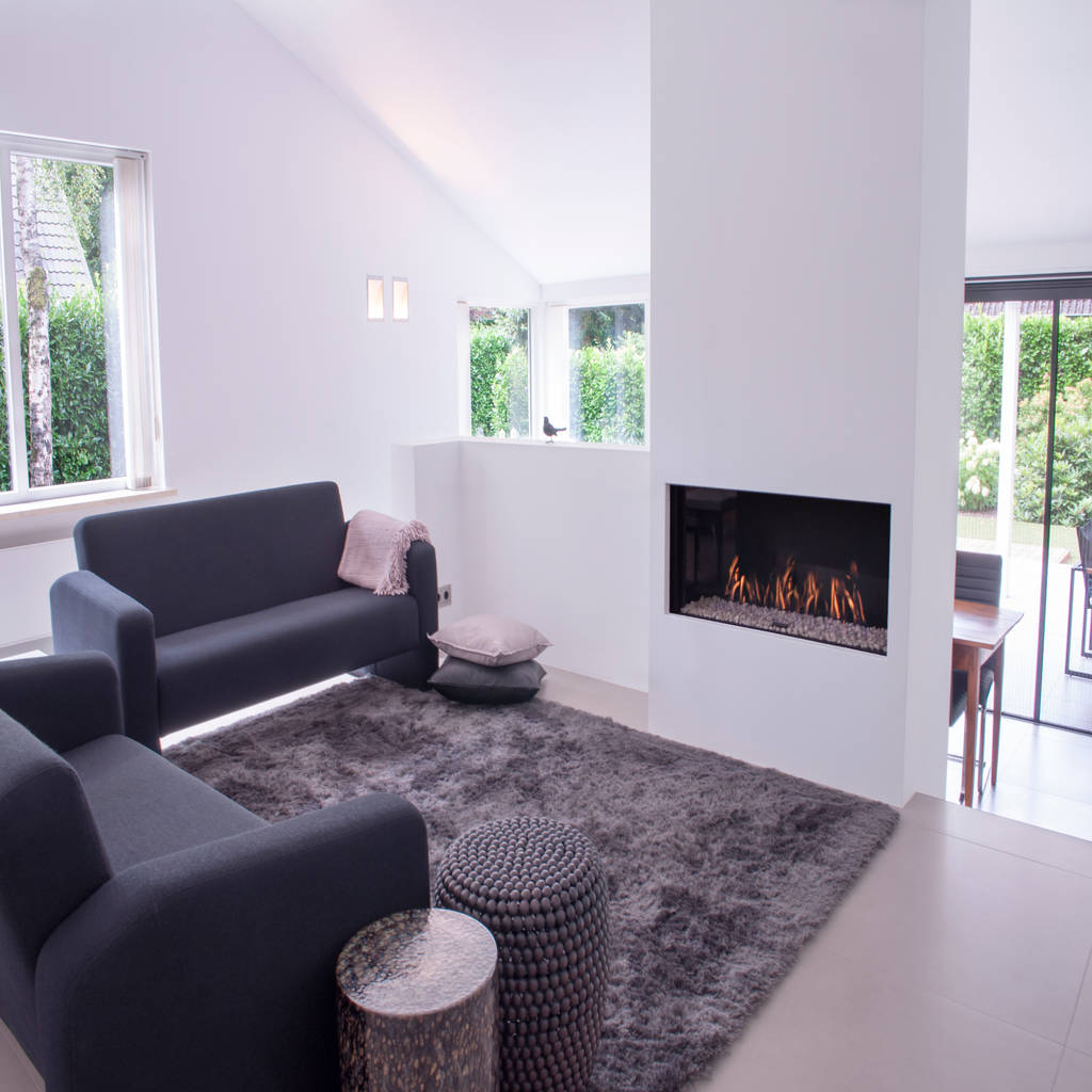 Fotos van een minimalistische woonkamer: zithoek bij de haard ... Woonkamer zithoek couch