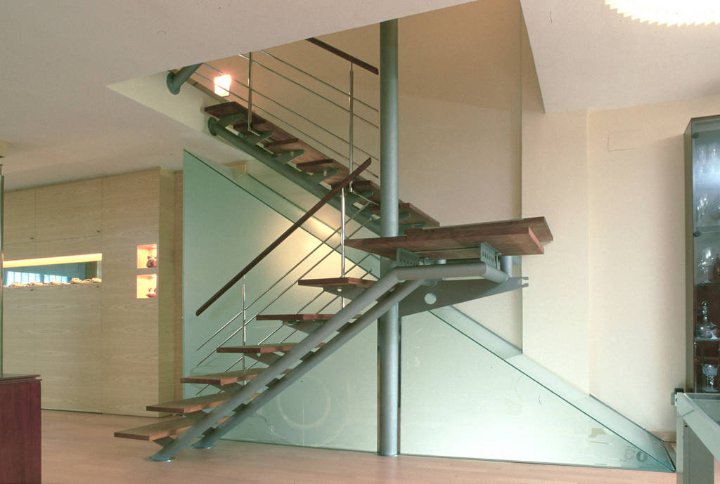 Escalera de una casa pareada. vista frontal. | homify
