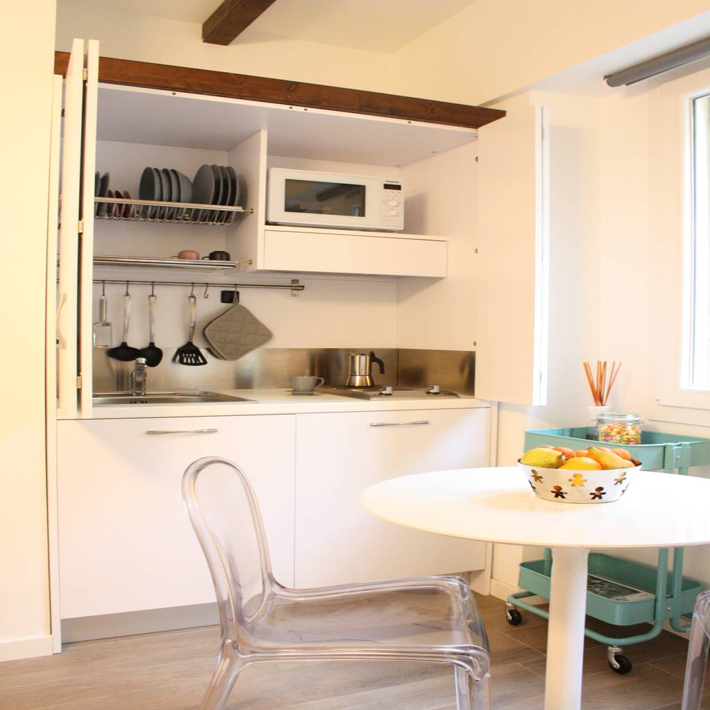 Monolocale funzionale e piccolissimo cucina eclettica di ...
