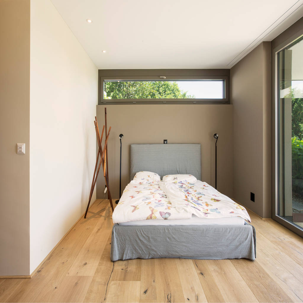Moderne Schlafzimmer Bilder schlafzimmer einrichten runder teppich kronleuchter leuchten rauchglas tr Objekt 340 Meier Architekten Moderne Schlafzimmer Von Meier Architekten Moderne Schlafzimmer Bilder ideen fr moderne schlafzimmer Objekt 340 Meier Architekten Moderne Schlafzimmer Von Meier Architekten