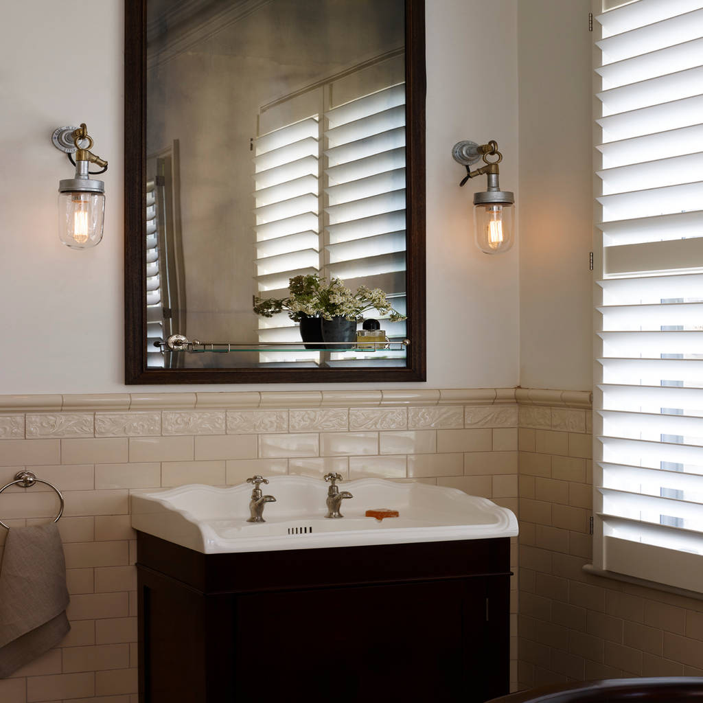 Wall glass wandleuchte von davey lighting industriale badezimmer von