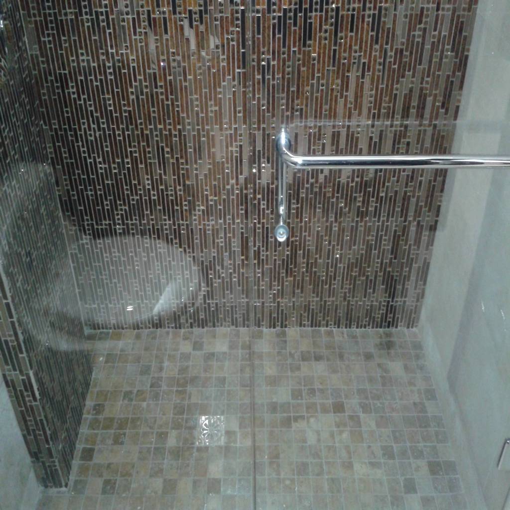 Piso antiresbalante en mármol para ducha baños de estilo minimalista de