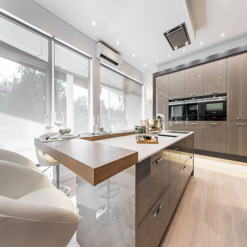 showroom em almancil: cozinhas modernas por arrumos