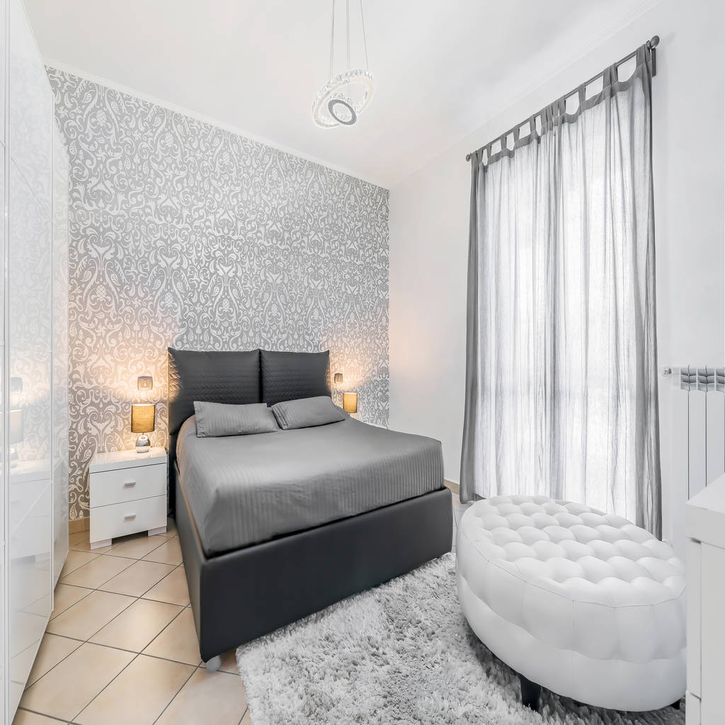 Camera da letto: camera da letto in stile in stile moderno di facile ... Ristrutturare la camera da letto
