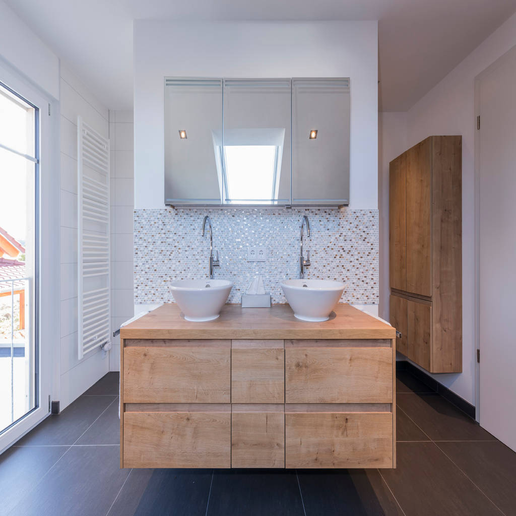 wand in t-form trennt dusche und toilette, gleichzeitig als träger