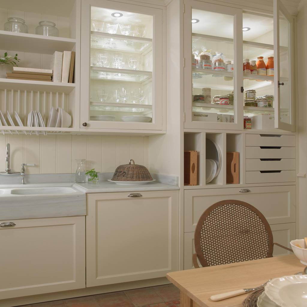 Vitrinas con iluminación interior, casillas para bandejas, cajones