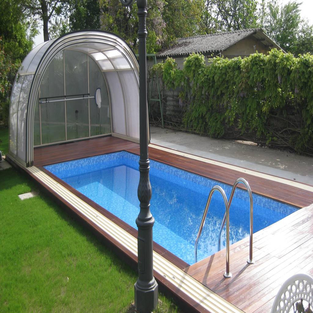 Quali permessi servono per una piscina in giardino? Costruire una piscina interrata
