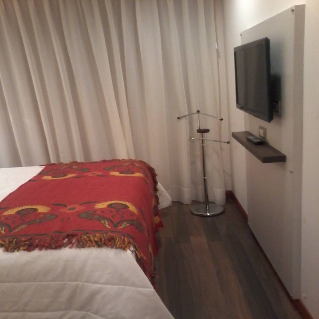 Detalle de la placa tv y perchero dormitorios modernos: ideas, imágenes