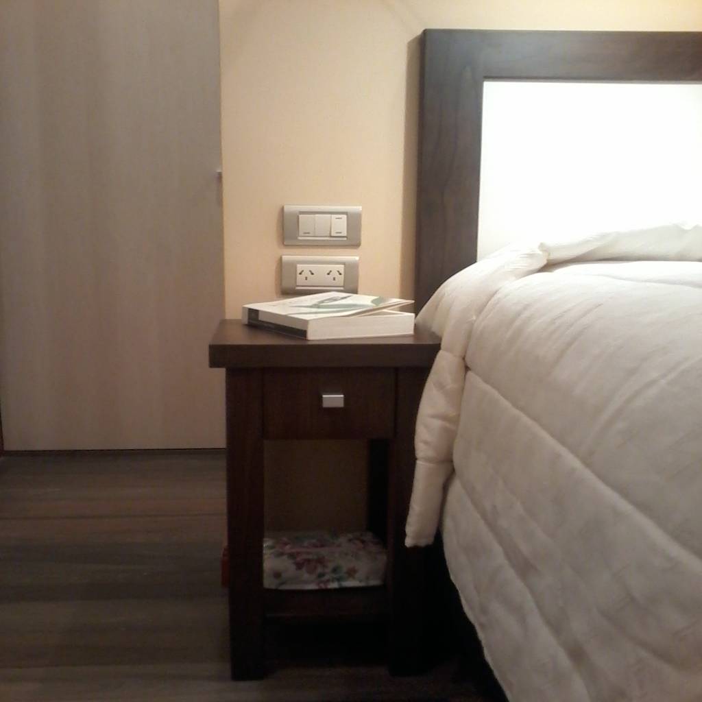 Detalle del mobiliario del dormitorio, resuelto en madera lustrada tono