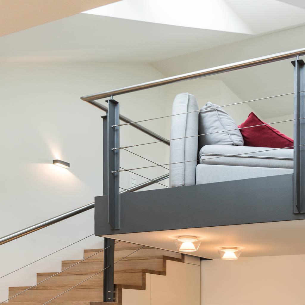 Schlafsessel auf der galerie moderne wohnzimmer von carola augustin