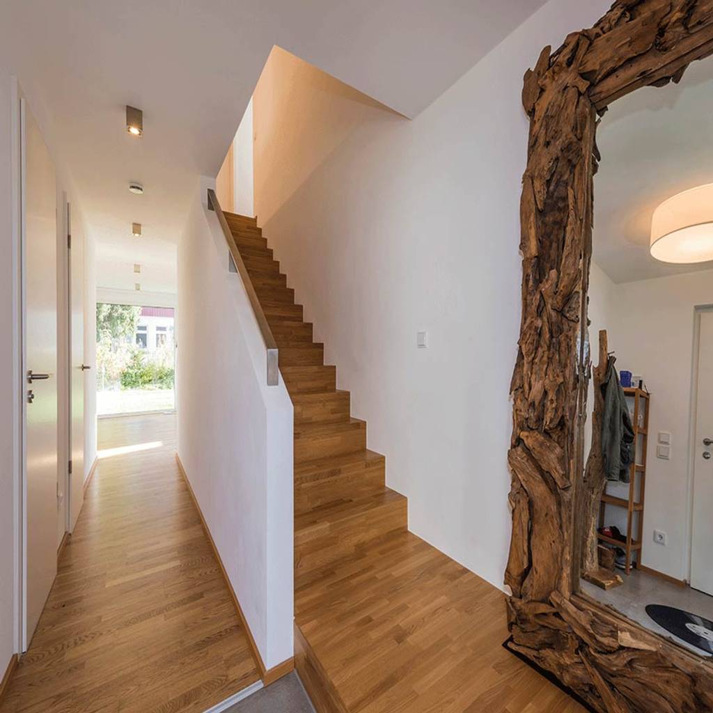 Eichentreppe mit stauraum unter der treppe moderner flur, diele