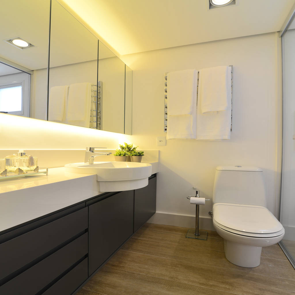 Banho Casal Com Armario Suspenso Com Espelhos Iluminacao De Led E Cuba De Semi Encaixe Banheiros Modernos Por Danyela Correa Arquitetura Moderno Homify
