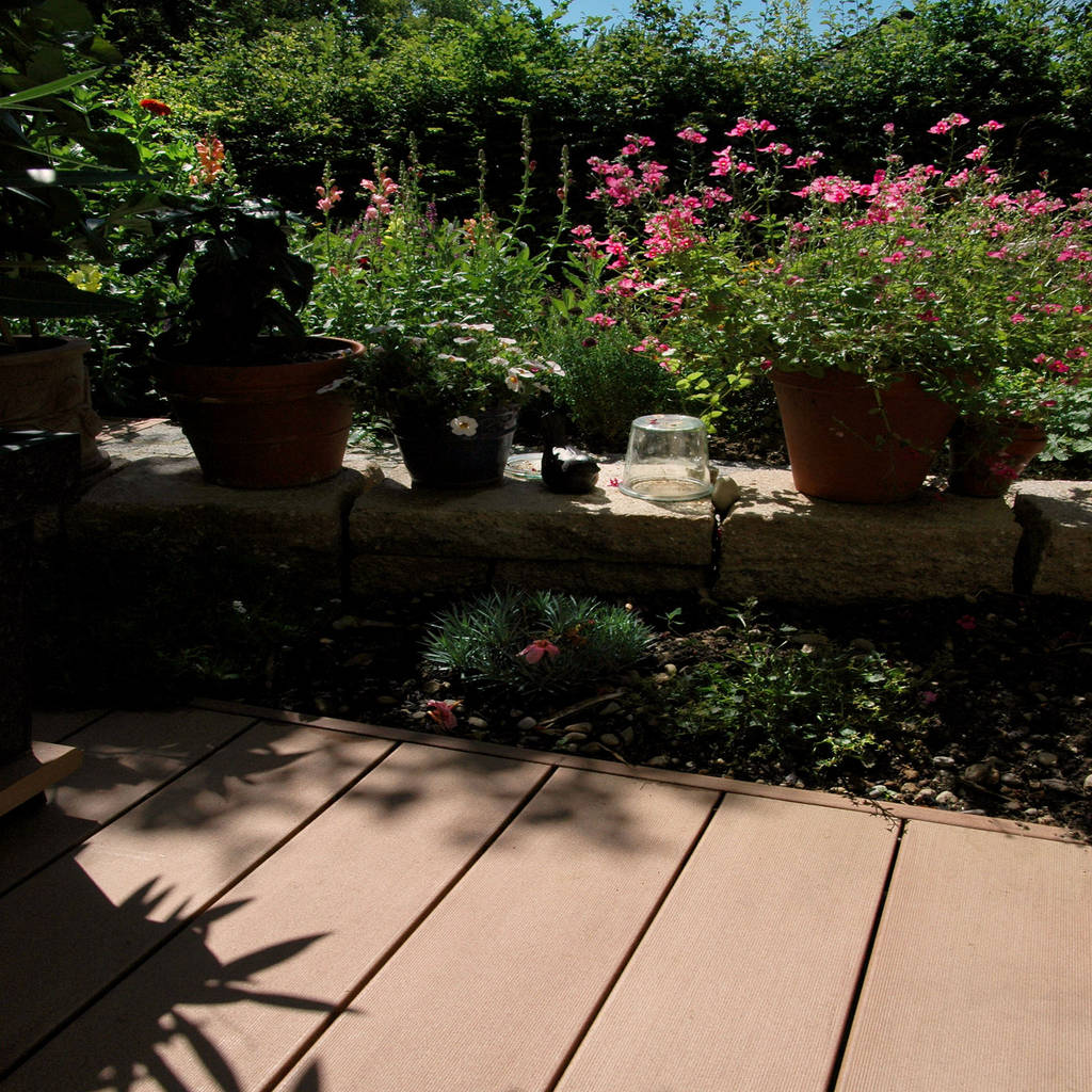 Wpc Terrassengestaltung Und Steinmauer Mediterraner Balkon Veranda Terrasse Von Mydeck Gmbh Mediterran Homify
