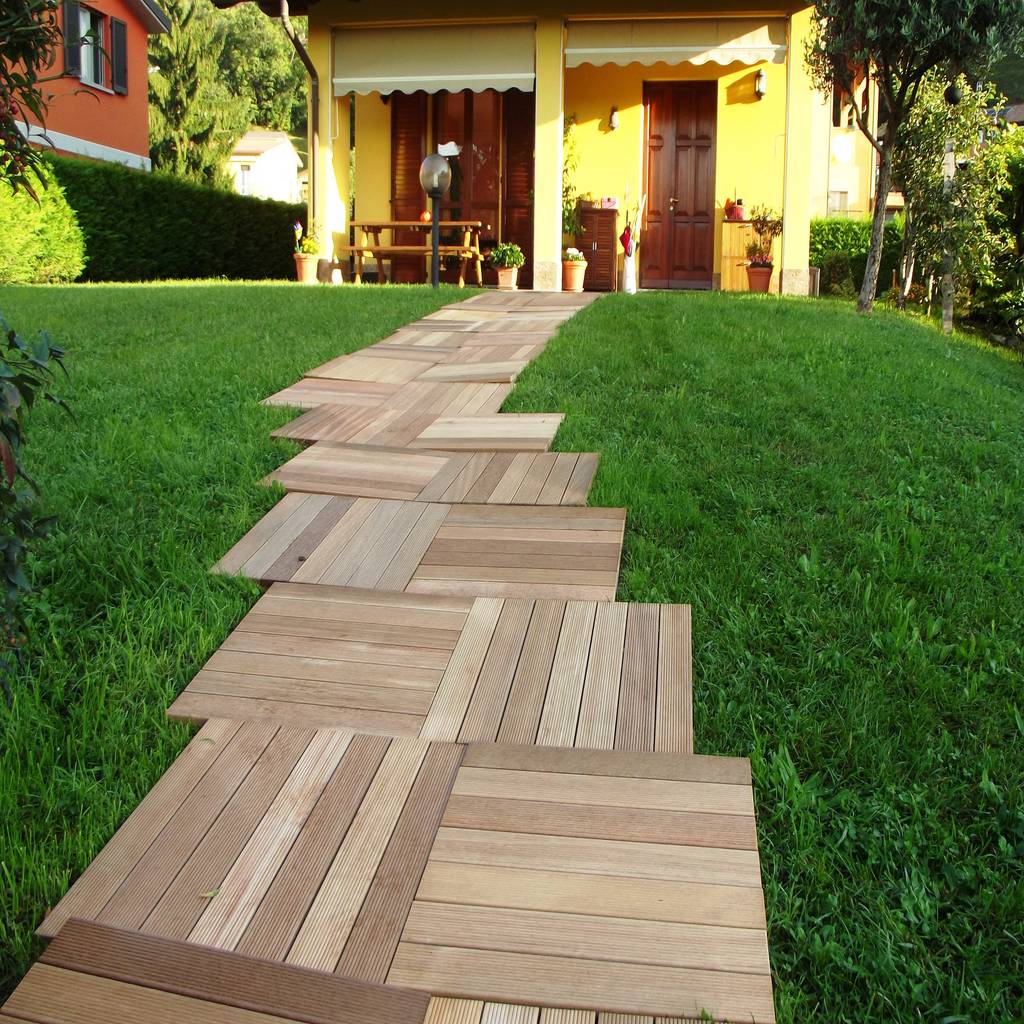 Sentiero con mattonelle da esterno in legno di ipè ...