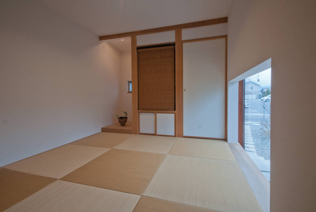 和室は4 5帖 床の間と仏間と押入 Framework設計事務所 北欧デザインの 多目的室 Homify