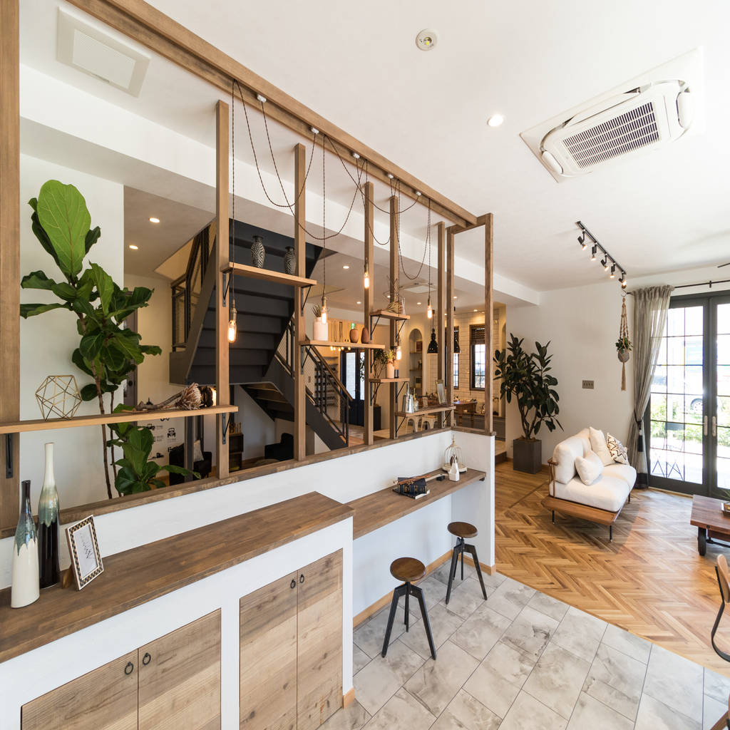 ヴィンテージナチュラルスタイルのショールーム ジャストの家 ラスティックデザインの リビング 木 ブラウン homify