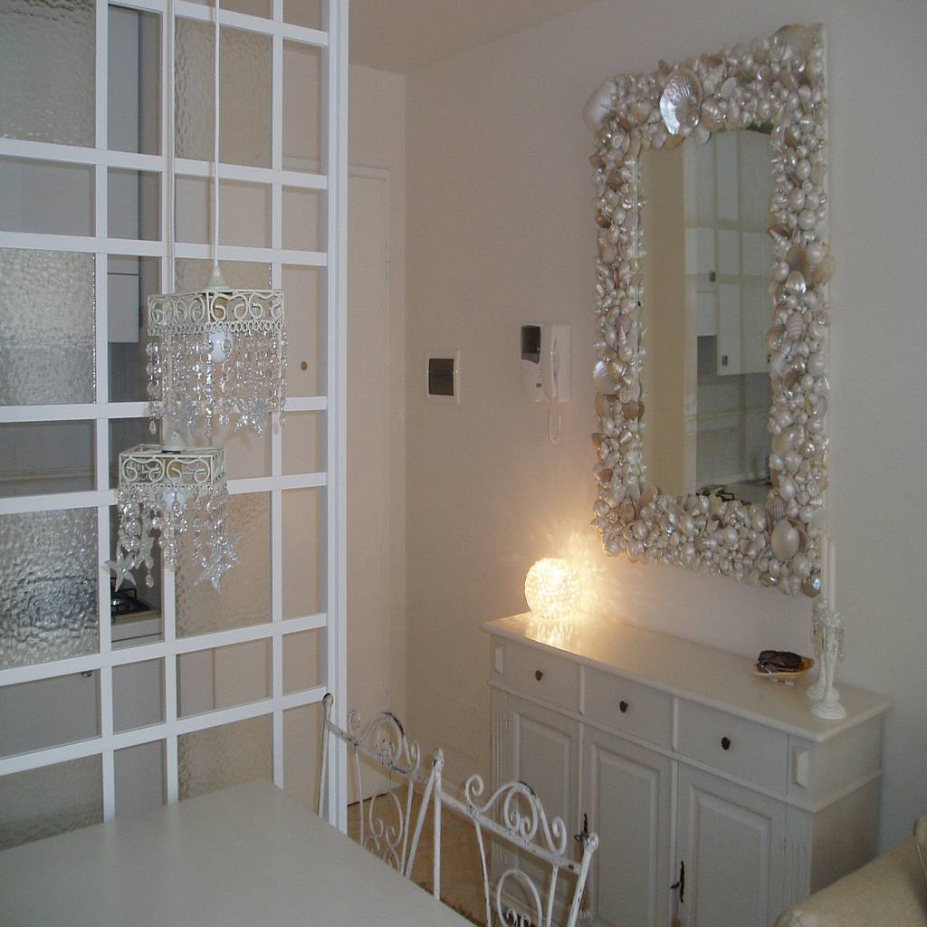 Ingresso con credenza bianca e specchio con conchiglie ingresso, corridoio & scale in stile