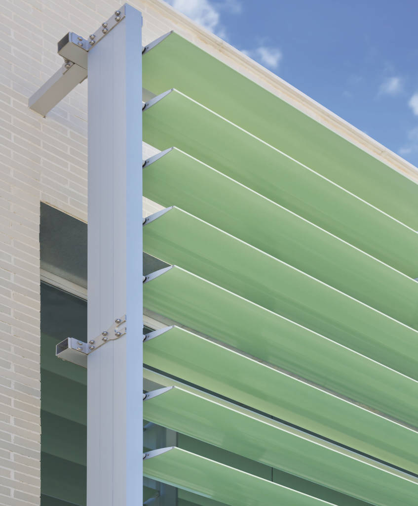 Celosía o-300 para proteger ventanas de un edificio industrial, giménez ...