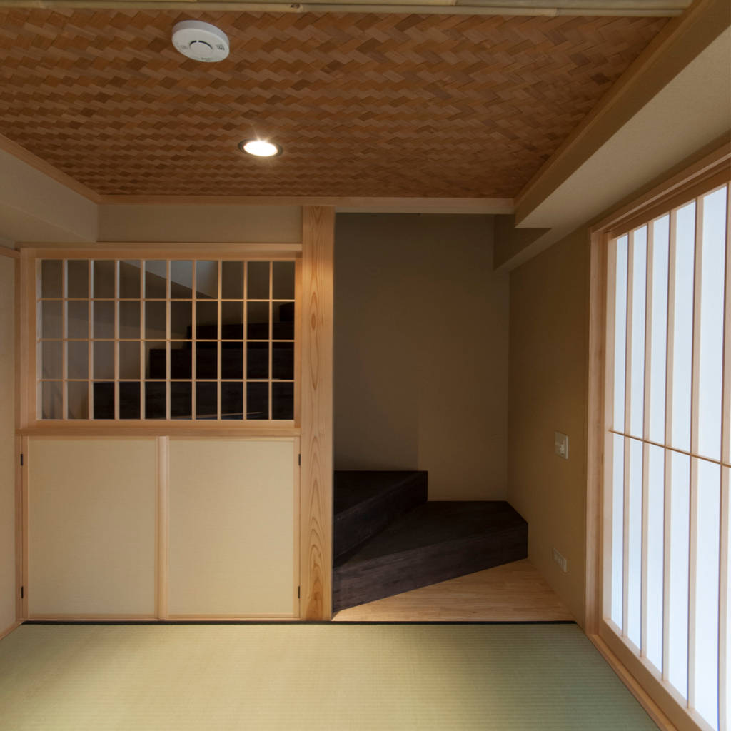 和風狭小住宅リノベーション/祭 森村厚建築設計事務所 和風の 玄関&amp;廊下&amp;階段 無垢材 木目調 homify
