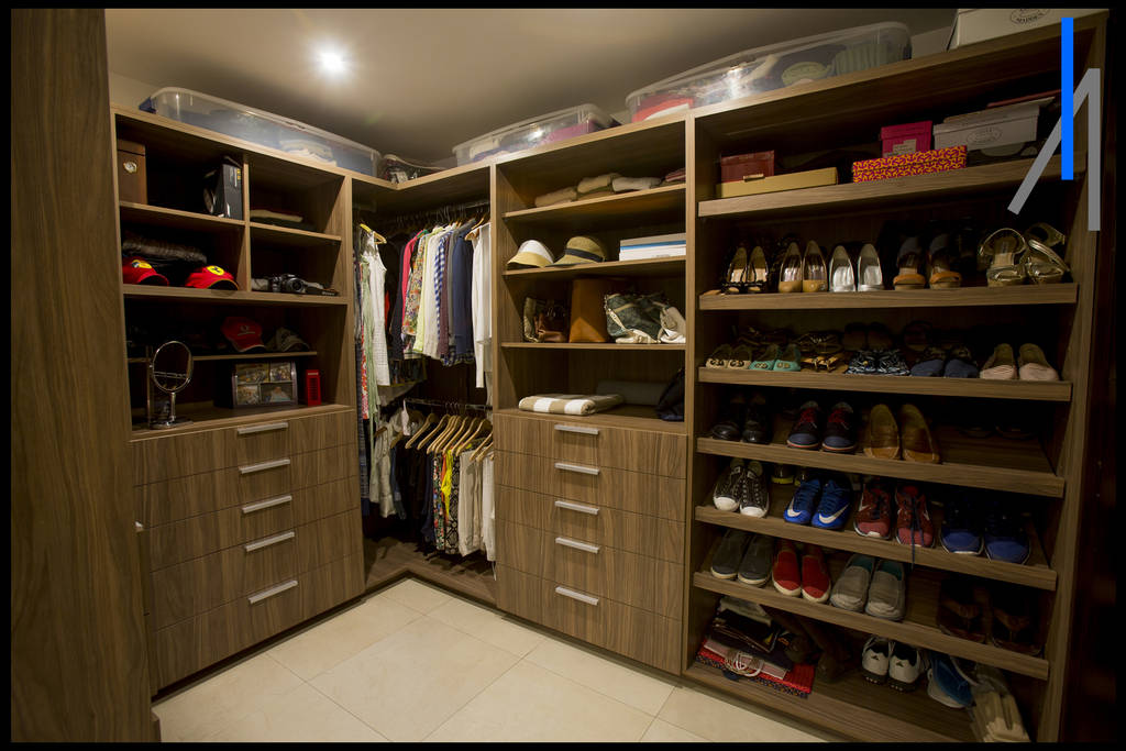 Closets minimalistas por homify minimalista madeira acabamento em