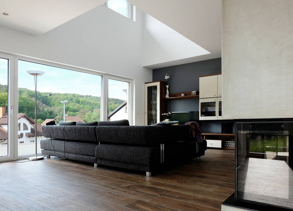 Offener Wohnbereich Mit Luftraum Und Offnung Zur Terrasse Moderne