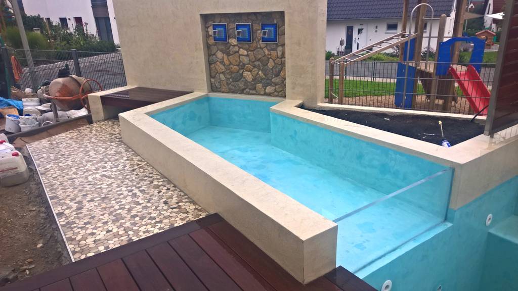 Kleiner pool mit wasserfall, terrasse und holzdeck: garten ...