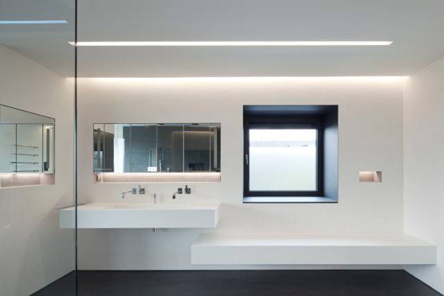 Einfamilienhaus minimalistische badezimmer von innenarchitektur und