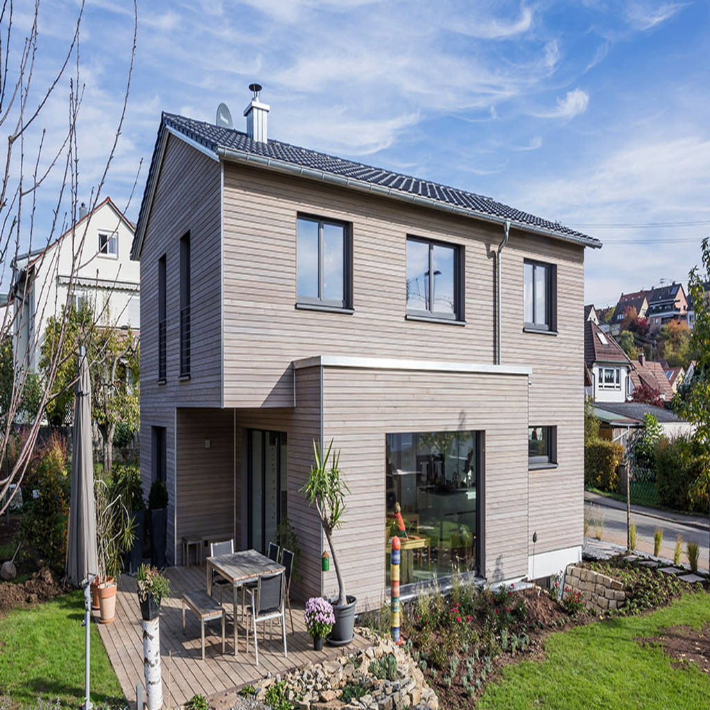 Modernes ökohaus mit vorvergrauter holzfassade von