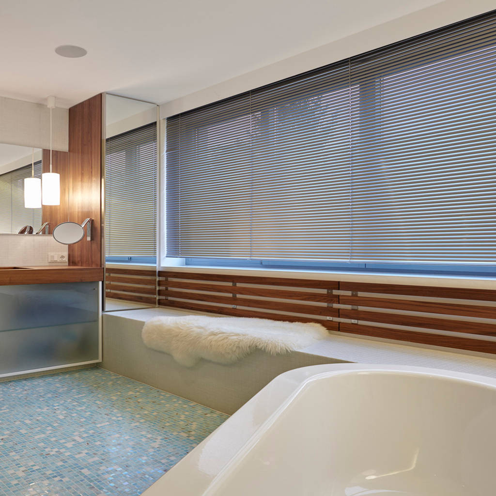 Kuhles Blau In Verbindung Mit Warmen Holztonen Moderne Badezimmer