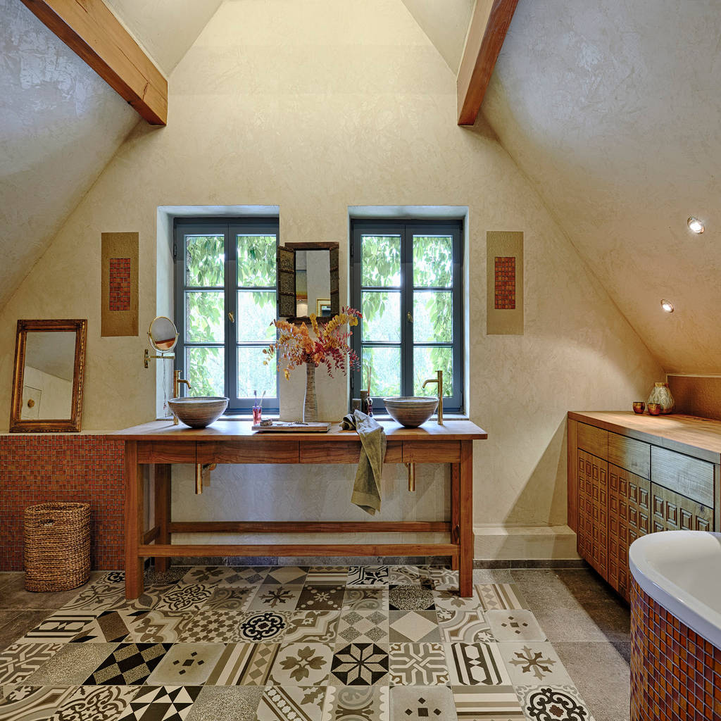 Großzügiger waschplatz mit individuellem holztisch dipl.-ing. anne