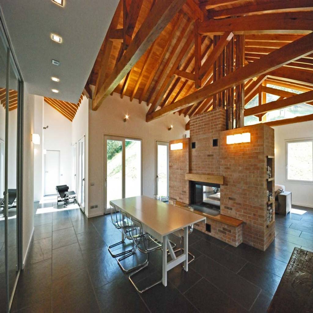Tetto in legno pietra e mattoni a vista sala da pranzo for Pareti case moderne