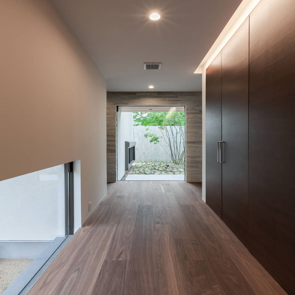 エントランス architet6建築事務所 モダンスタイルの 玄関&amp;廊下&amp;階段 無垢材 ブラウン homify
