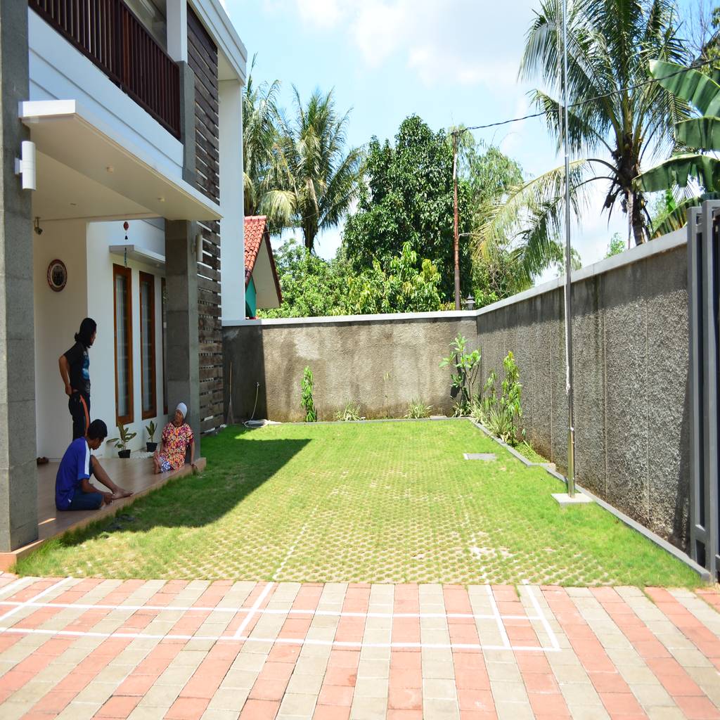Taman depan taman tropis oleh pt.matabangun kreatama indonesia tropis