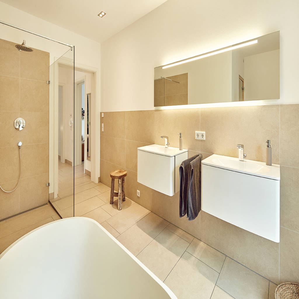 Luxhaus kundenhaus 01 moderne badezimmer von lopez-fotodesign modern